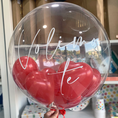 Balon sa crvenim konfetama ili srcima
