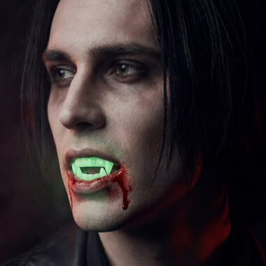 Svetleći vampirski zubi